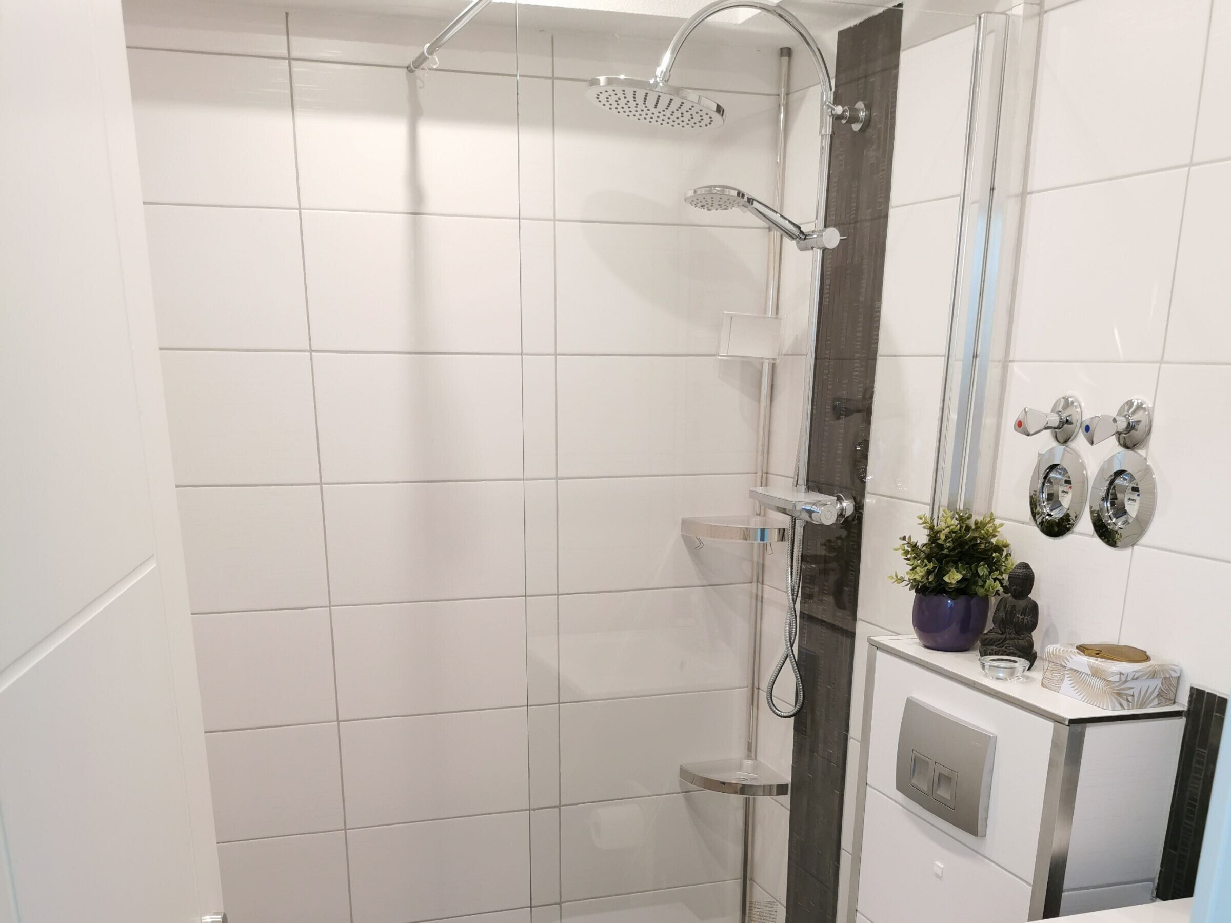 Douche, sèche-cheveux, serviettes fournies