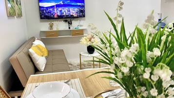 Condo, 1 Bedroom, Accessible, Smoking | Dining room