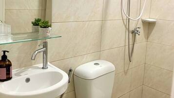 Condo, 1 Bedroom, Accessible, Smoking | Bathroom amenities