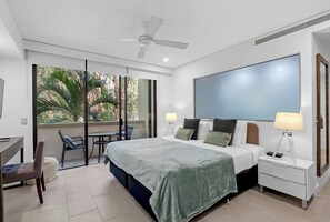 Desk, iron/ironing board, WiFi, bed sheets