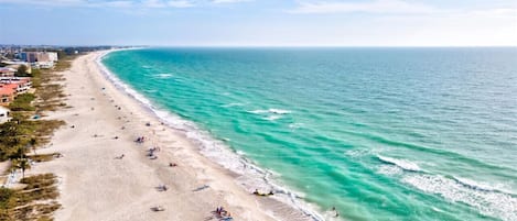 Playa en los alrededores, camastros y toallas de playa