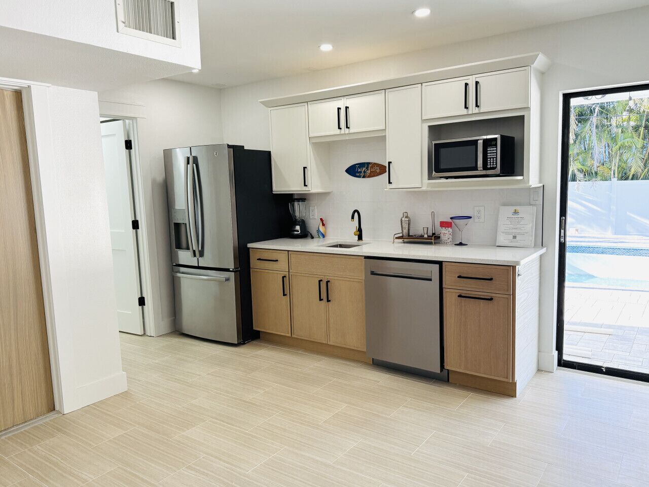 Kjøleskap, mikrobølgeovn, kokeplater og oppvaskmaskin