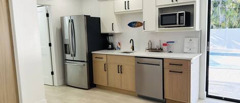 Refrigerador, microondas, parrilla de estufa y lavavajillas