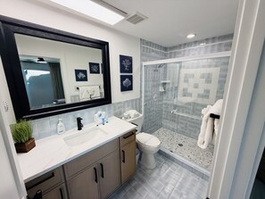 Hårtork och handdukar