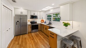 Geladeira, micro-ondas, fogão, cooktop