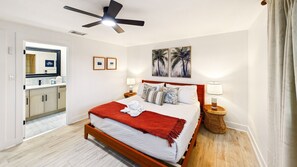 4 bedrooms, iron/ironing board, travel cot, free WiFi - Twin Tides, 2 Kitchens! Pool, Spa, Golf Cart, Putting Green, Tiki Bar, Sleeps 14 (Holmes Beach)