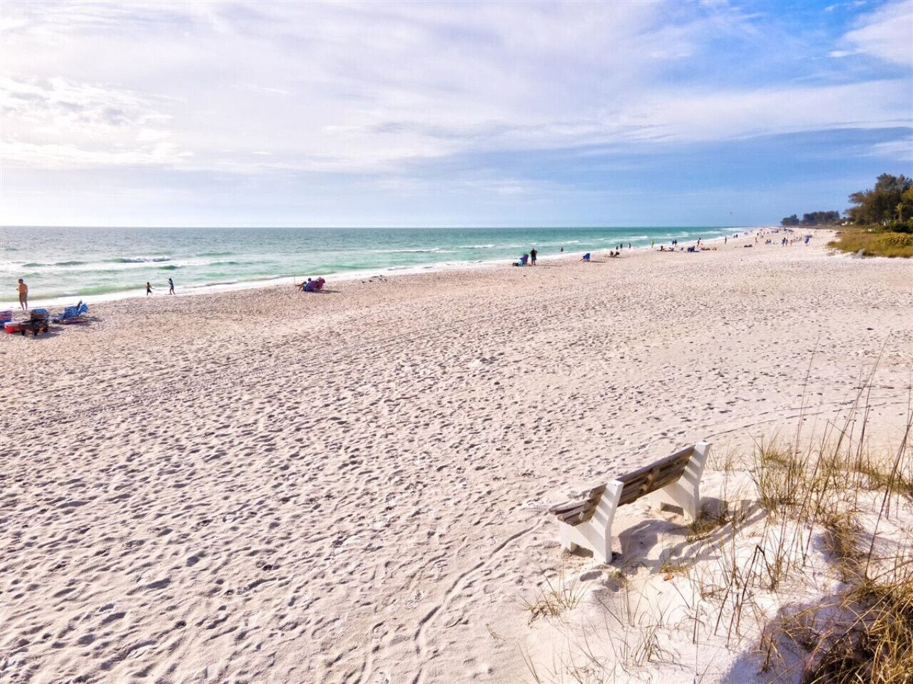 Nära stranden, solstolar och strandhanddukar