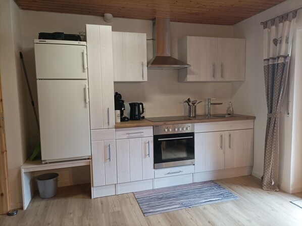Fridge, oven, stovetop, coffee/tea maker