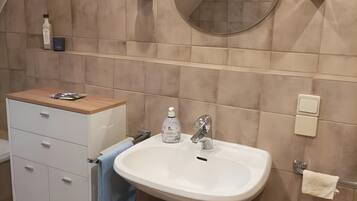 Chuveiro, secador de cabelo, toalhas de banho