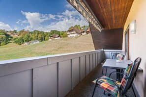 Outdoor dining - Holiday Apartment 'Wiesenblick' with Balcony and Wi-Fi (Oberharmersbach)
