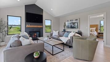 Smart-TV, Kamin, Bücher