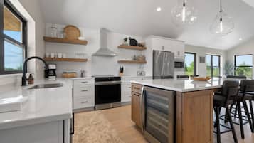 Refrigerador, microondas, horno, placa de cocina