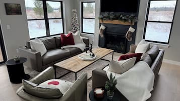 Smart-TV, Kamin, Bücher