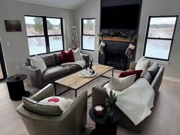 Smart TV, chimenea y libros 