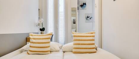 Comfort-lejlighed - byudsigt | Opholdsområde | 43-tommers smart-tv med digitale kanaler