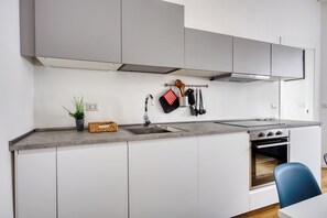 Apartment, 3 Bedrooms, Balcony | Dapur peribadi | Pembancuh kopi espreso, pembancuh kopi/teh, cerek elektrik 