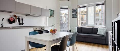 Apartemen, 3 kamar tidur, balkon | Dapur pribadi | Mesin espresso, mesin pembuat kopi/teh, dan ketel listrik