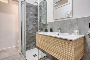 Apartment, 3 Bedrooms, Balcony | Bathroom | Free toiletries, hair dryer, bidet, towels - Elegant apartments in Isola district (Milan)