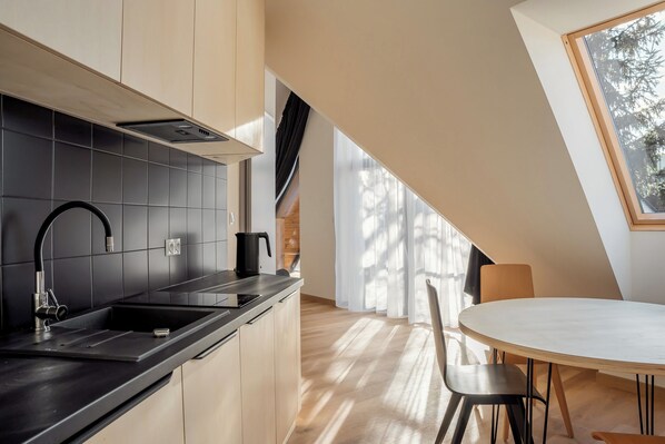 Penthouse Keluarga, 2 kamar tidur, balkon, menara | Dapur pribadi | Lemari es besar, microwave, kompor, dan mesin pencuci piring