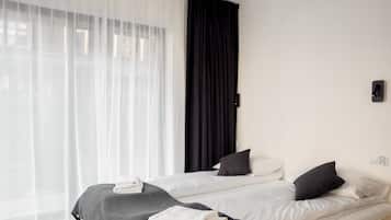 Apartemen Keluarga, 2 kamar tidur, lantai dasar | Tirai kedap cahaya, setrika/meja setrika, dan Wi-Fi gratis