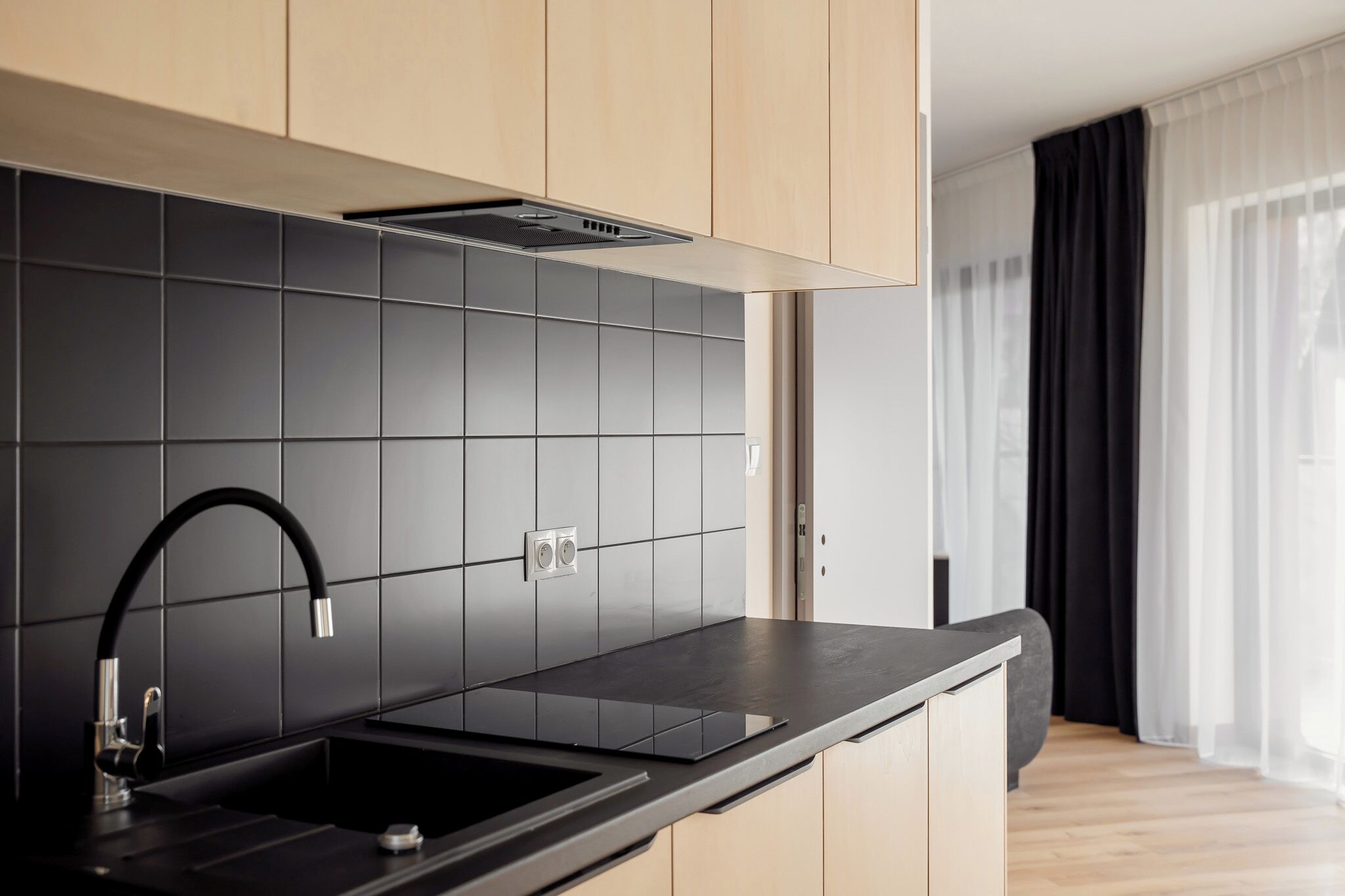 Apartemen Keluarga, 2 kamar tidur, lantai dasar | Dapur pribadi | Lemari es besar, microwave, kompor, dan mesin pencuci piring