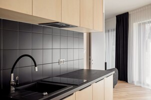 Refrigerador con freezer, microondas, placa de cocina, lavavajillas