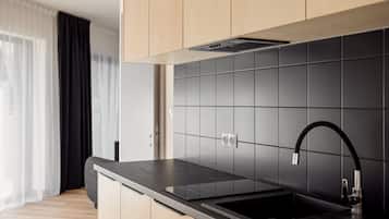 Apartamento familiar, 2 habitaciones, planta baja | Cocina privada | Frigorífico grande, microondas, placa de cocina y lavavajillas