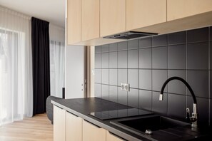 Apartament familiar, 2 dormitoris, planta baixa | Cuina privada | Frigorífic gran, microones, placa de cuina i rentaplats