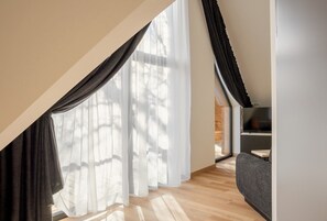 Cortinas blackout y sistema de insonorización 