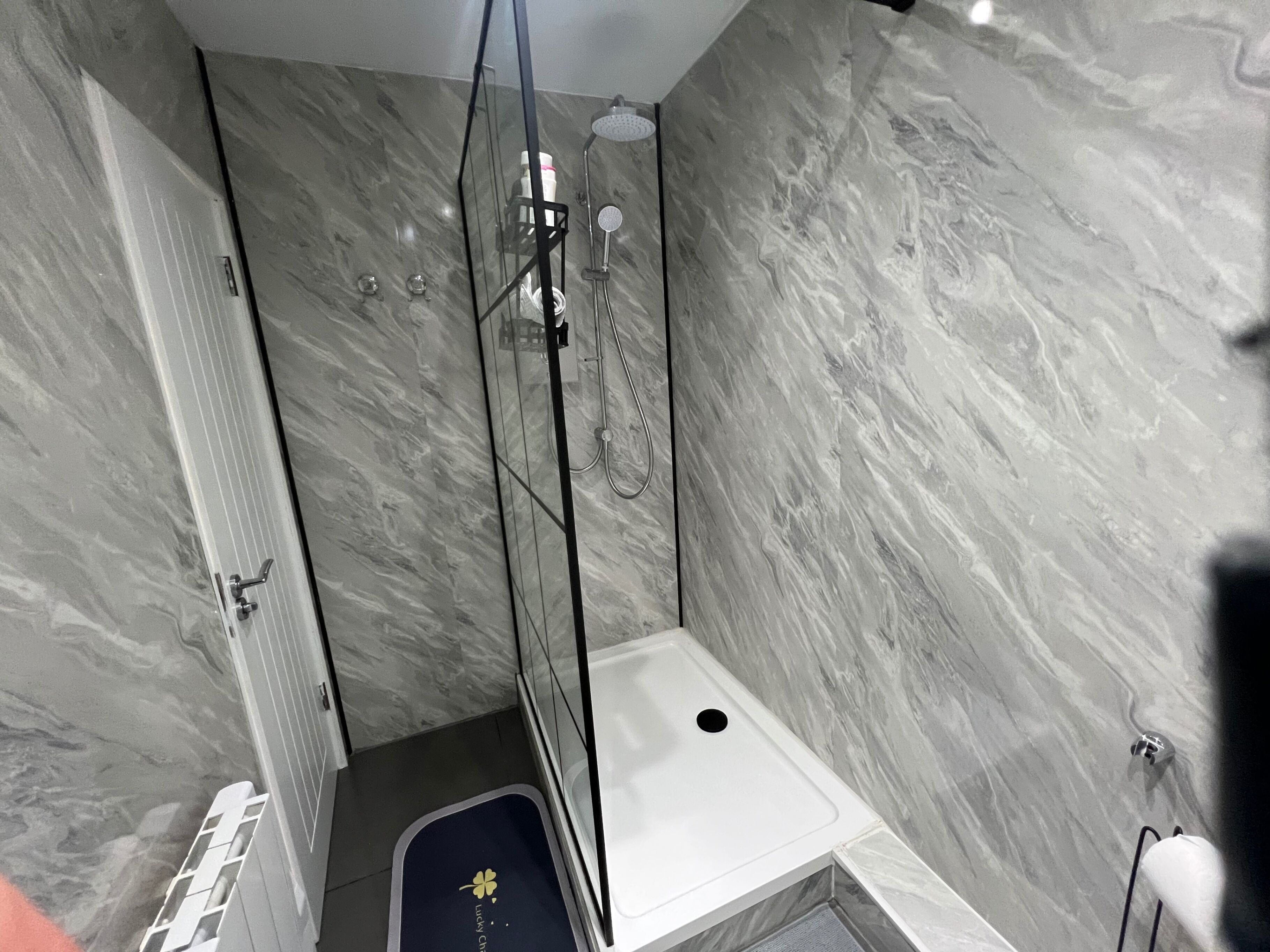 Un bagno con doccia, lavandino e water.