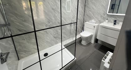 Private 1 Bedroom Apartment - Edinburgh - Sleeps 2