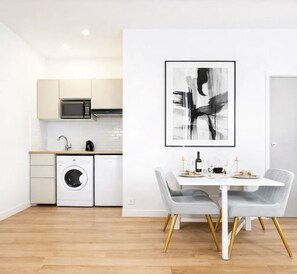 尊荣开间, 庭院景观 | 起居区 | 80-厘米智能电视（配备数码频道）