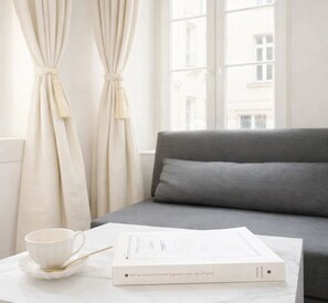 Premium-Studio, Blick auf den Innenhof | Wohnbereich | 80-cm-Smart-TV mit Digitalempfang