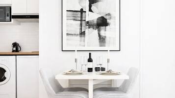 Premium Studio, Courtyard View | Ruang tamu | 80 cm sebuah televisyen pintar dengan digital