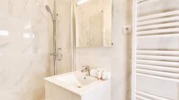 Studio Premium, vue cour intérieure | Salle de bain
