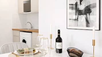 Studio Premium, vue cour intérieure | Coin séjour