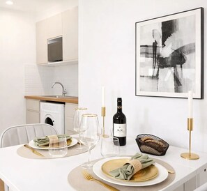 Studio Premium, vue cour intérieure | Coin séjour