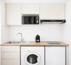 プレミアム スタジオ コートヤードビュー | 専用キッチン | エスプレッソマシン、電気ポット、トースター、冷凍庫