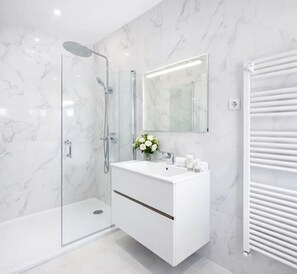 Studio Prestige, vue sur la cour intérieure | Salle de bain