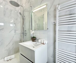 Studio – premium, bakgårdsutsikt | Bad