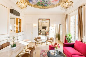 Apartment, Stadtblick | Wohnbereich