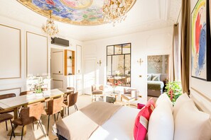 43-inch Smart TV with cable channels, Netflix, streaming services - Merveil Luxury Suites - Opera I-II (Paris)