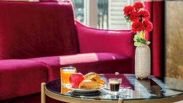 Petit déjeuner servi tous les jours en supplément