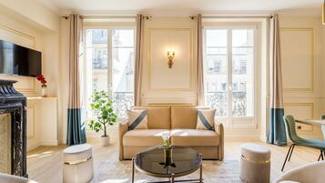 Apartemen, pemandangan kota | Area keluarga | Smart TV 71-inci dengan saluran TV kabel, Netflix, dan layanan streaming