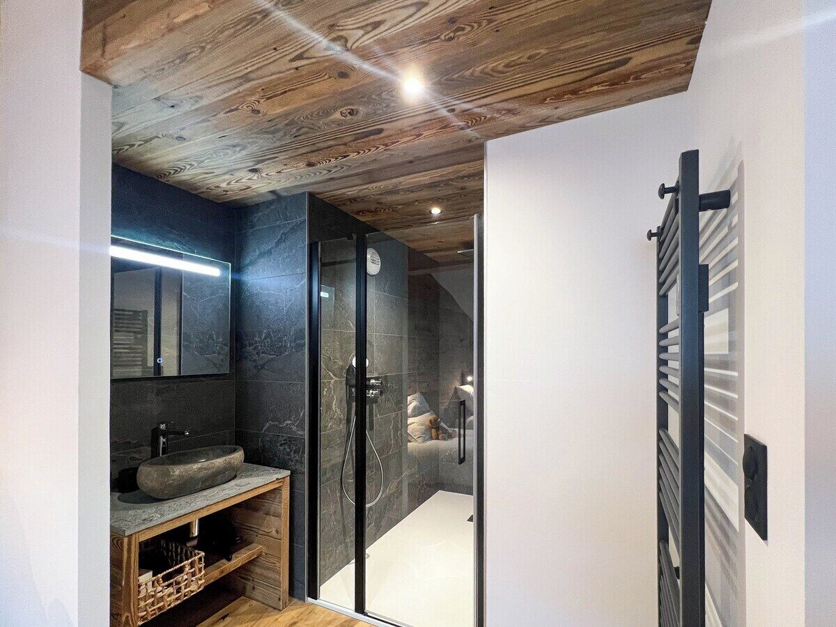 Douche, sèche-cheveux, serviettes fournies