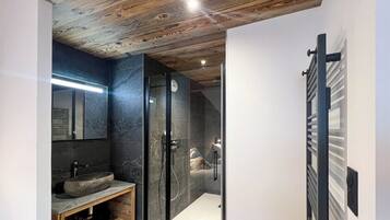 Een douche, een haardroger, handdoeken