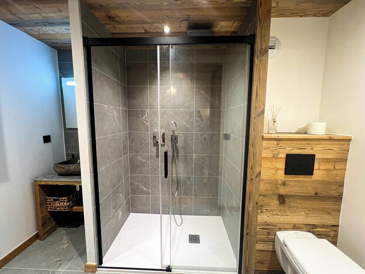 Douche, sèche-cheveux, serviettes fournies