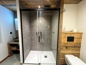 Douche, sèche-cheveux, serviettes fournies