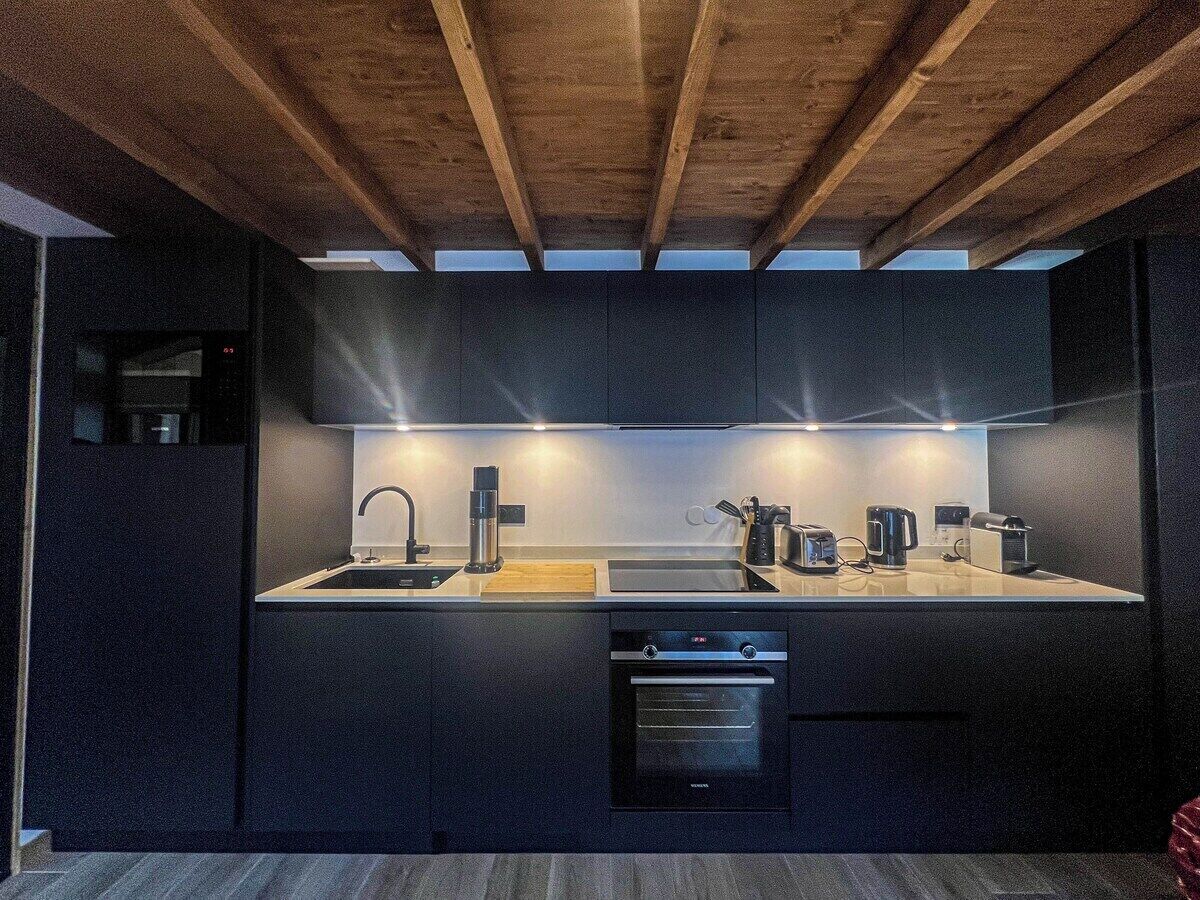 Réfrigérateur, four, lave-vaisselle, cafetière/bouilloire