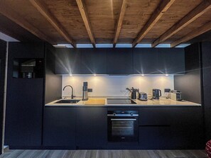 Réfrigérateur, four, lave-vaisselle, cafetière/bouilloire